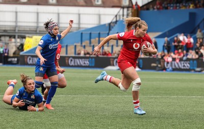 170526 - Wales v Italy, 2026 Guinness Women’s 6 Nations - Carys Cox of Wales races in to score try