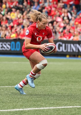 170526 - Wales v Italy, 2026 Guinness Women’s 6 Nations - Carys Cox of Wales races in to score try
