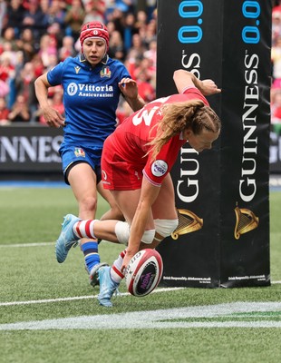 170526 - Wales v Italy, 2026 Guinness Women’s 6 Nations - Carys Cox of Wales races in to score try