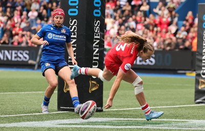 170526 - Wales v Italy, 2026 Guinness Women’s 6 Nations - Carys Cox of Wales races in to score try
