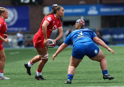 170526 - Wales v Italy, 2026 Guinness Women’s 6 Nations - Bryonie King of Wales takes on Gaia Maris of Italy