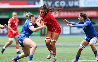 170526 - Wales v Italy, 2026 Guinness Women’s 6 Nations - Jorja Aiono of Wales charges through the Italian defence