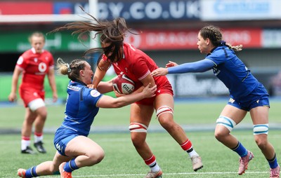 170526 - Wales v Italy, 2026 Guinness Women’s 6 Nations - Jorja Aiono of Wales charges through the Italian defence