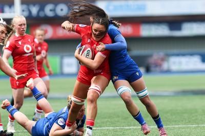 170526 - Wales v Italy, 2026 Guinness Women’s 6 Nations - Jorja Aiono of Wales charges through the Italian defence