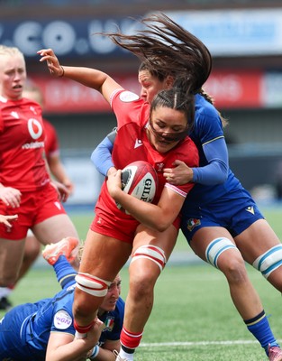 170526 - Wales v Italy, 2026 Guinness Women’s 6 Nations - Jorja Aiono of Wales charges through the Italian defence