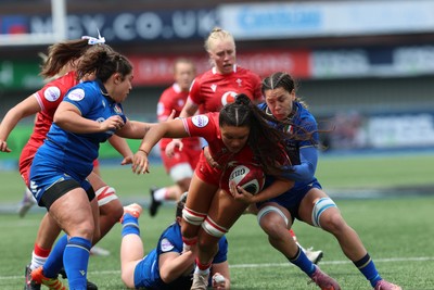 170526 - Wales v Italy, 2026 Guinness Women’s 6 Nations - Jorja Aiono of Wales charges through the Italian defence