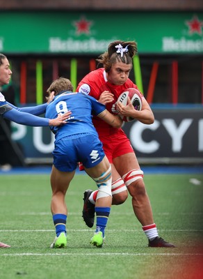 170526 - Wales v Italy, 2026 Guinness Women’s 6 Nations - Bryonie King of Wales takes on Sofia Stefan of Italy