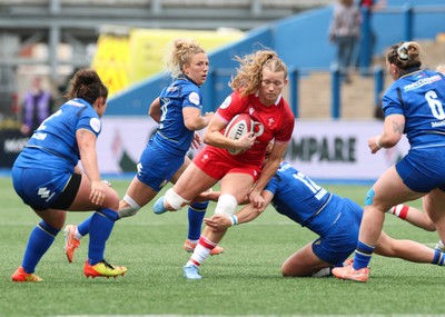 170526 - Wales v Italy, 2026 Guinness Women’s 6 Nations - Carys Cox of Wales charges through the Italian defence