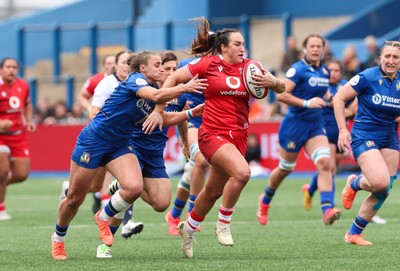170526 - Wales v Italy, 2026 Guinness Women’s 6 Nations - Courtney Keight of Wales races for the line