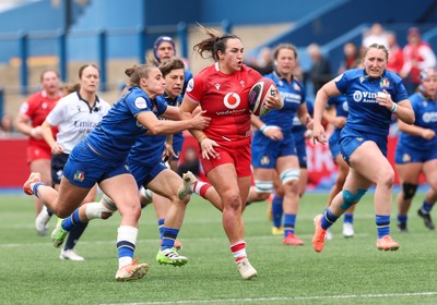 170526 - Wales v Italy, 2026 Guinness Women’s 6 Nations - Courtney Keight of Wales races for the line