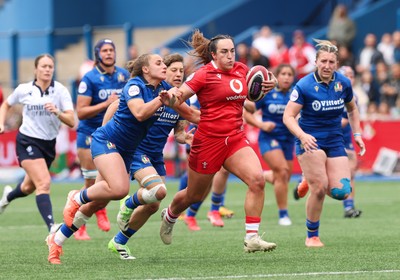 170526 - Wales v Italy, 2026 Guinness Women’s 6 Nations - Courtney Keight of Wales races for the line