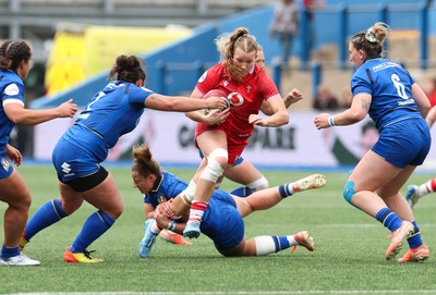 170526 - Wales v Italy, 2026 Guinness Women’s 6 Nations - Carys Cox of Wales charges through the Italian defence