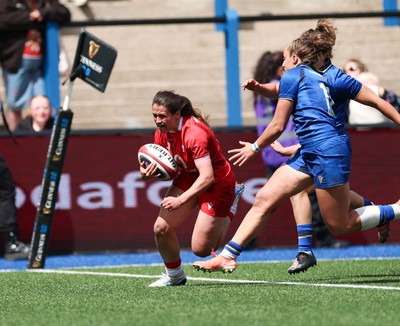170526 - Wales v Italy, 2026 Guinness Women’s 6 Nations - Kayleigh Powell of Wales races in to score try