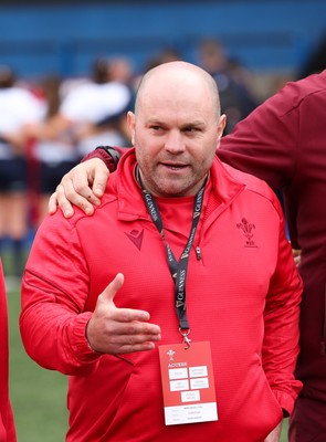 170526 - Wales v Italy, 2026 Guinness Women’s 6 Nations - Sean Lynn, Wales Women head coach speaks to the team at the end of the match