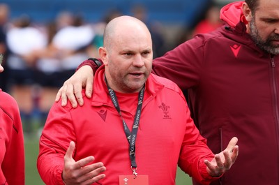 170526 - Wales v Italy, 2026 Guinness Women’s 6 Nations - Sean Lynn, Wales Women head coach speaks to the team at the end of the match