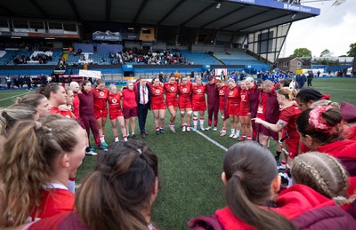 170526 - Wales v Italy, 2026 Guinness Women’s 6 Nations - The Wales team huddle up at the end of the match