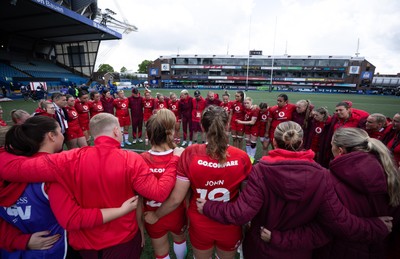 170526 - Wales v Italy, 2026 Guinness Women’s 6 Nations - The Wales team huddle up at the end of the match
