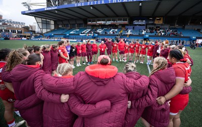 170526 - Wales v Italy, 2026 Guinness Women’s 6 Nations - The Wales team huddle up at the end of the match