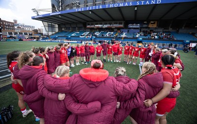 170526 - Wales v Italy, 2026 Guinness Women’s 6 Nations - The Wales team huddle up at the end of the match