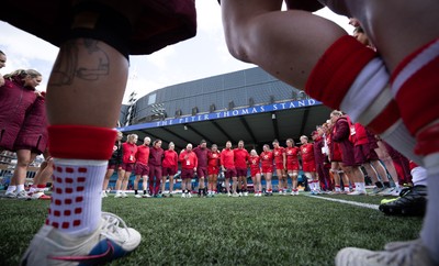 170526 - Wales v Italy, 2026 Guinness Women’s 6 Nations - The Wales team huddle up at the end of the match
