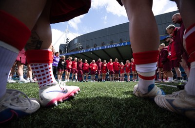 170526 - Wales v Italy, 2026 Guinness Women’s 6 Nations - The Wales team huddle up at the end of the match