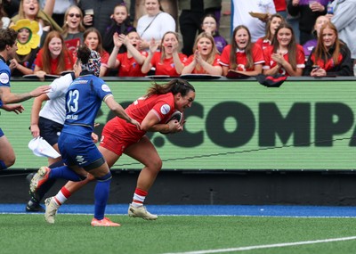 170526 - Wales v Italy, 2026 Guinness Women’s 6 Nations - Fans cheer on as Courtney Keight of Wales dives in to score try