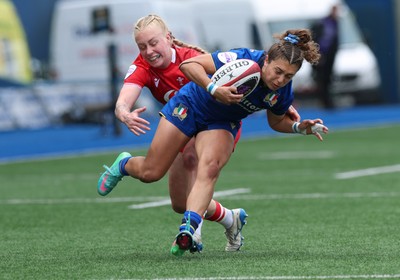 170526 - Wales v Italy, 2026 Guinness Women’s 6 Nations - Francesca Granzotto of Italy is tackled by Nikita Prothero of Wales