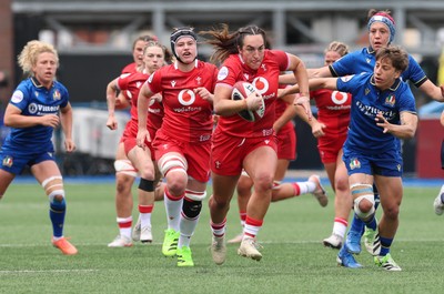 170526 - Wales v Italy, 2026 Guinness Women’s 6 Nations - Courtney Keight of Wales breaks away