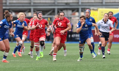 170526 - Wales v Italy, 2026 Guinness Women’s 6 Nations - Courtney Keight of Wales breaks away