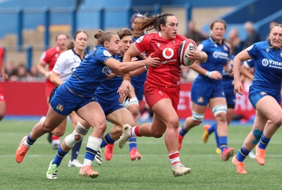 170526 - Wales v Italy, 2026 Guinness Women’s 6 Nations - Courtney Keight of Wales breaks away