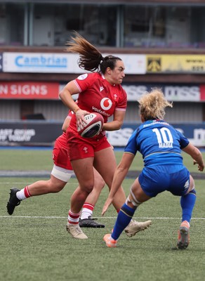 170526 - Wales v Italy, 2026 Guinness Women’s 6 Nations - Courtney Keight of Wales takes on Veronica Madia of Italy