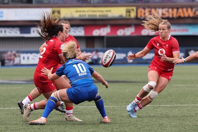 170526 - Wales v Italy, 2026 Guinness Women’s 6 Nations - Courtney Keight of Wales links with Carys Cox of Wales