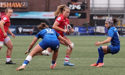 170526 - Wales v Italy, 2026 Guinness Women’s 6 Nations - Carys Cox of Wales takes on Sara Mannini of Italy