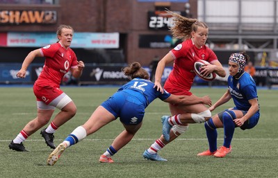 170526 - Wales v Italy, 2026 Guinness Women’s 6 Nations - Carys Cox of Wales takes on Sara Mannini of Italy