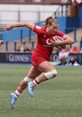 170526 - Wales v Italy, 2026 Guinness Women’s 6 Nations - Carys Cox of Wales breaks away