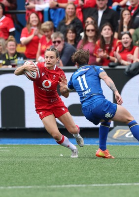 170526 - Wales v Italy, 2026 Guinness Women’s 6 Nations - Jasmine Joyce of Wales takes on Alyssa D’Inca of Italy