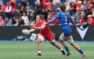 170526 - Wales v Italy, 2026 Guinness Women’s 6 Nations - Lleucu George of Wales takes on Alissa Ranuccini of Italy