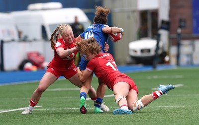 170526 - Wales v Italy, 2026 Guinness Women’s 6 Nations - Francesca Granzotto of Italy is tackled by Carys Cox of Wales and Nikita Prothero of Wales