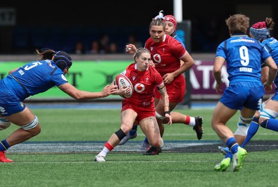 170526 - Wales v Italy, 2026 Guinness Women’s 6 Nations - Keira Bevan of Wales takes on Giordana Duca of Italy and Sofia Stefan of Italy