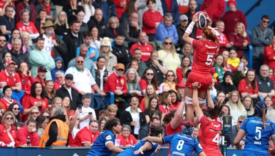 170526 - Wales v Italy, 2026 Guinness Women’s 6 Nations - Georgia Evans of Wales wins a lineout