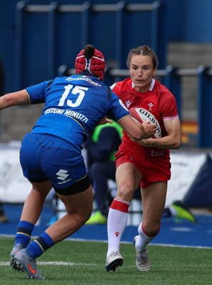 170526 - Wales v Italy, 2026 Guinness Women’s 6 Nations - Jasmine Joyce of Wales takes on Vittoria Ostuni Minuzzi of Italy