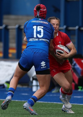 170526 - Wales v Italy, 2026 Guinness Women’s 6 Nations - Jasmine Joyce of Wales takes on Vittoria Ostuni Minuzzi of Italy