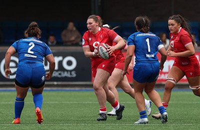 170526 - Wales v Italy, 2026 Guinness Women’s 6 Nations - Gwenllian Pyrs of Wales takes on Vittoria Vecchini of Italy and Silvia Turani of Italy