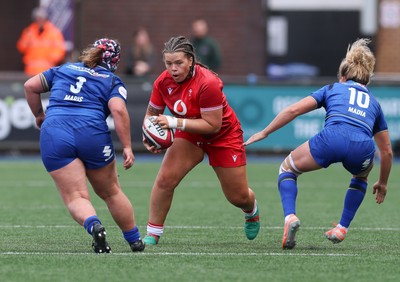 170526 - Wales v Italy, 2026 Guinness Women’s 6 Nations - Maisie Davies of Wales takes on Gaia Maris of Italy and Veronica Madia of Italy