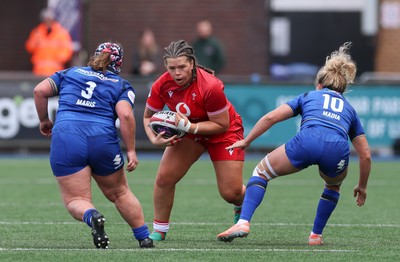 170526 - Wales v Italy, 2026 Guinness Women’s 6 Nations - Maisie Davies of Wales takes on Gaia Maris of Italy and Veronica Madia of Italy