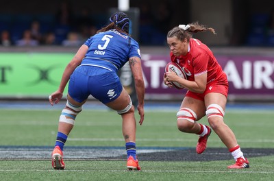 170526 - Wales v Italy, 2026 Guinness Women’s 6 Nations - Natalia John of Wales takes on Giordana Duca of Italy