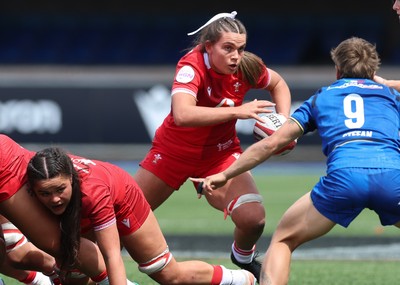 170526 - Wales v Italy, 2026 Guinness Women’s 6 Nations - Bryonie King of Wales takes on Sofia Stefan of Italy