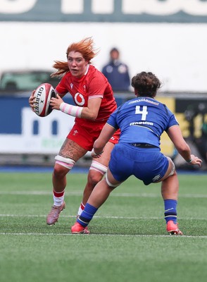 170526 - Wales v Italy, 2026 Guinness Women’s 6 Nations - Georgia Evans of Wales takes on Valeria Fedrighi of Italy