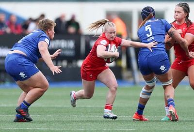 170526 - Wales v Italy, 2026 Guinness Women’s 6 Nations - Seren Lockwood of Wales breaks away