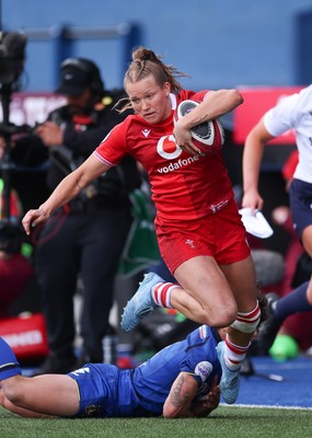 170526 - Wales v Italy, 2026 Guinness Women’s 6 Nations - Carys Cox of Wales takes on Alyssa D’Inca of Italy